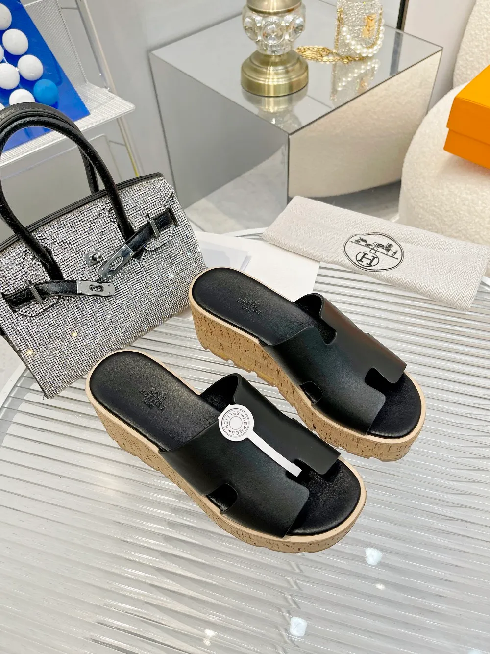 👟👟Ex-factory price 540👟👟 High version of the 2024 spring and summer new HERMES Hermès counter new style. The wedge-heeled Erjiu sandals and slippers, which have been extremely popular recently, are paired with various colorful socks. They are very trendy. Upper: cowhide. Outsole: technological imitation wood sole. Heel height: about 7cm. Size: Female 35-41 (40/41 non-refundable and non-exchangeable)